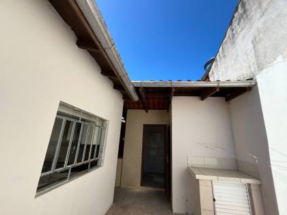 Casa no centro de Penha com três dormitórios, apenas 550 mts do Mar.