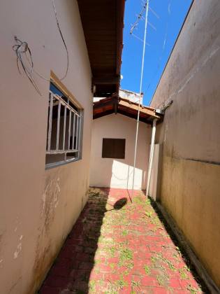 Casa no centro de Penha com três dormitórios, apenas 550 mts do Mar.