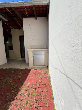 Casa no centro de Penha com três dormitórios, apenas 550 mts do Mar.