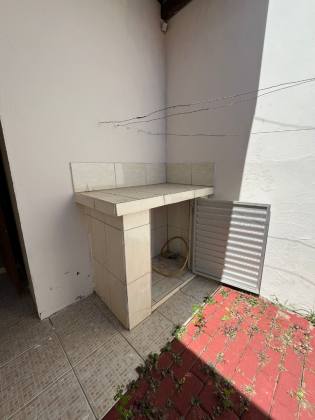 Casa no centro de Penha com três dormitórios, apenas 550 mts do Mar.