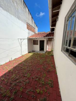 Casa no centro de Penha com três dormitórios, apenas 550 mts do Mar.