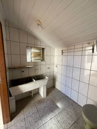 Casa no centro de Penha com três dormitórios, apenas 550 mts do Mar.