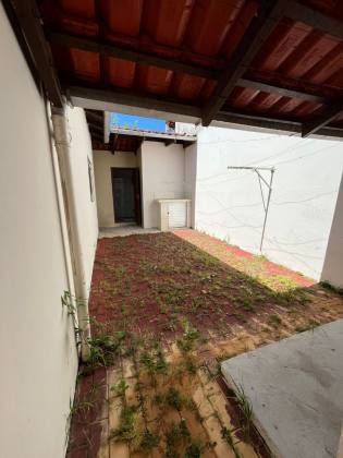 Casa no centro de Penha com três dormitórios, apenas 550 mts do Mar.