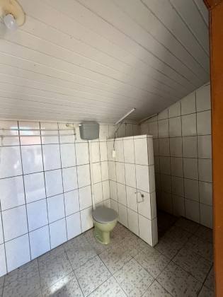 Casa no centro de Penha com três dormitórios, apenas 550 mts do Mar.