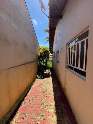 Casa no centro de Penha com três dormitórios, apenas 550 mts do Mar.