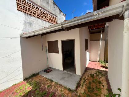 Casa no centro de Penha com três dormitórios, apenas 550 mts do Mar.