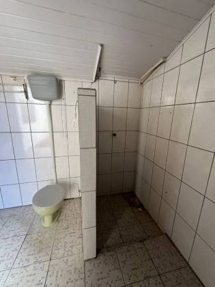 Casa no centro de Penha com três dormitórios, apenas 550 mts do Mar.