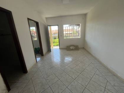 Casa no centro de Penha com três dormitórios, apenas 550 mts do Mar.