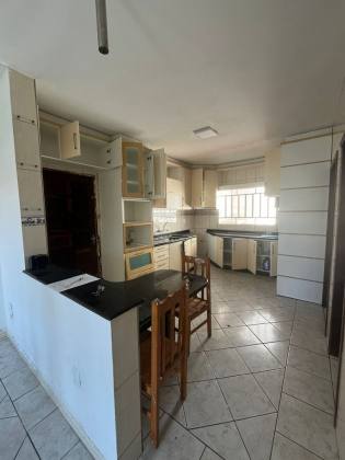 Casa no centro de Penha com três dormitórios, apenas 550 mts do Mar.