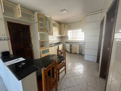 Casa no centro de Penha com três dormitórios, apenas 550 mts do Mar.