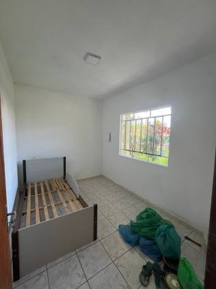 Casa no centro de Penha com três dormitórios, apenas 550 mts do Mar.