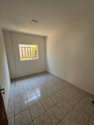 Casa no centro de Penha com três dormitórios, apenas 550 mts do Mar.