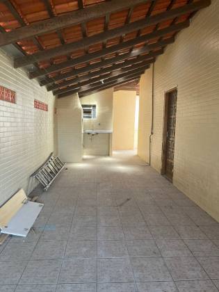 Casa no centro de Penha com três dormitórios, apenas 550 mts do Mar.