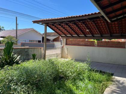 Casa no centro de Penha com três dormitórios, apenas 550 mts do Mar.