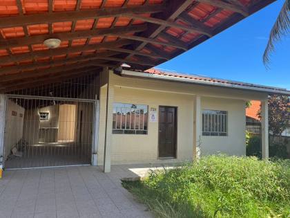 Casa no centro de Penha com três dormitórios, apenas 550 mts do Mar.