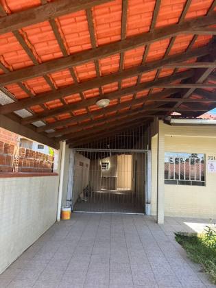 Casa no centro de Penha com três dormitórios, apenas 550 mts do Mar.