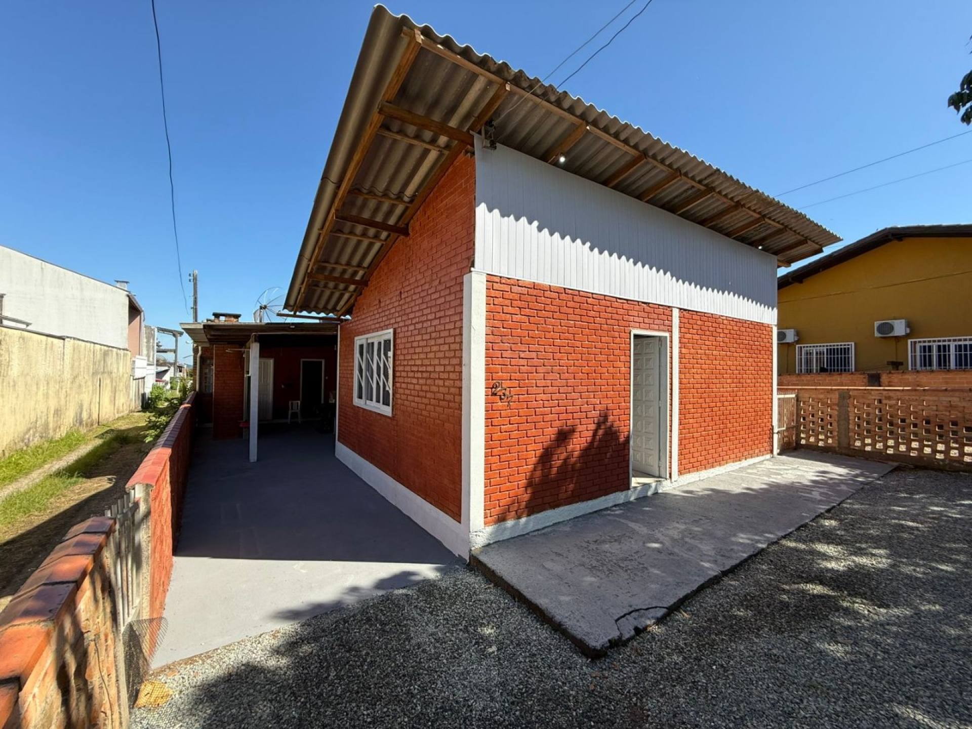 Casa Mobiliada com 5 quartos 1 suíte no bairro Armação em Penha