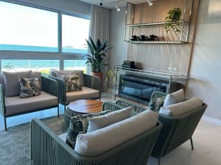 Apartamento Frente Mar – Finamente Mobiliado e Pronto para Morar!