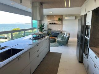 Apartamento Frente Mar – Finamente Mobiliado e Pronto para Morar!
