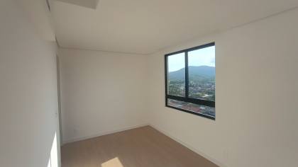 Apartamentos de 3 Dormitórios, Sendo 1 suíte, apenas 390 metros do mar.