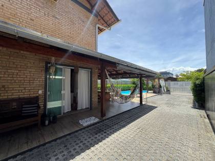 Casa com Piscina em Penha