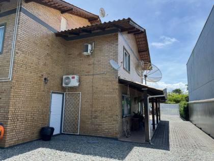 Casa com Piscina em Penha