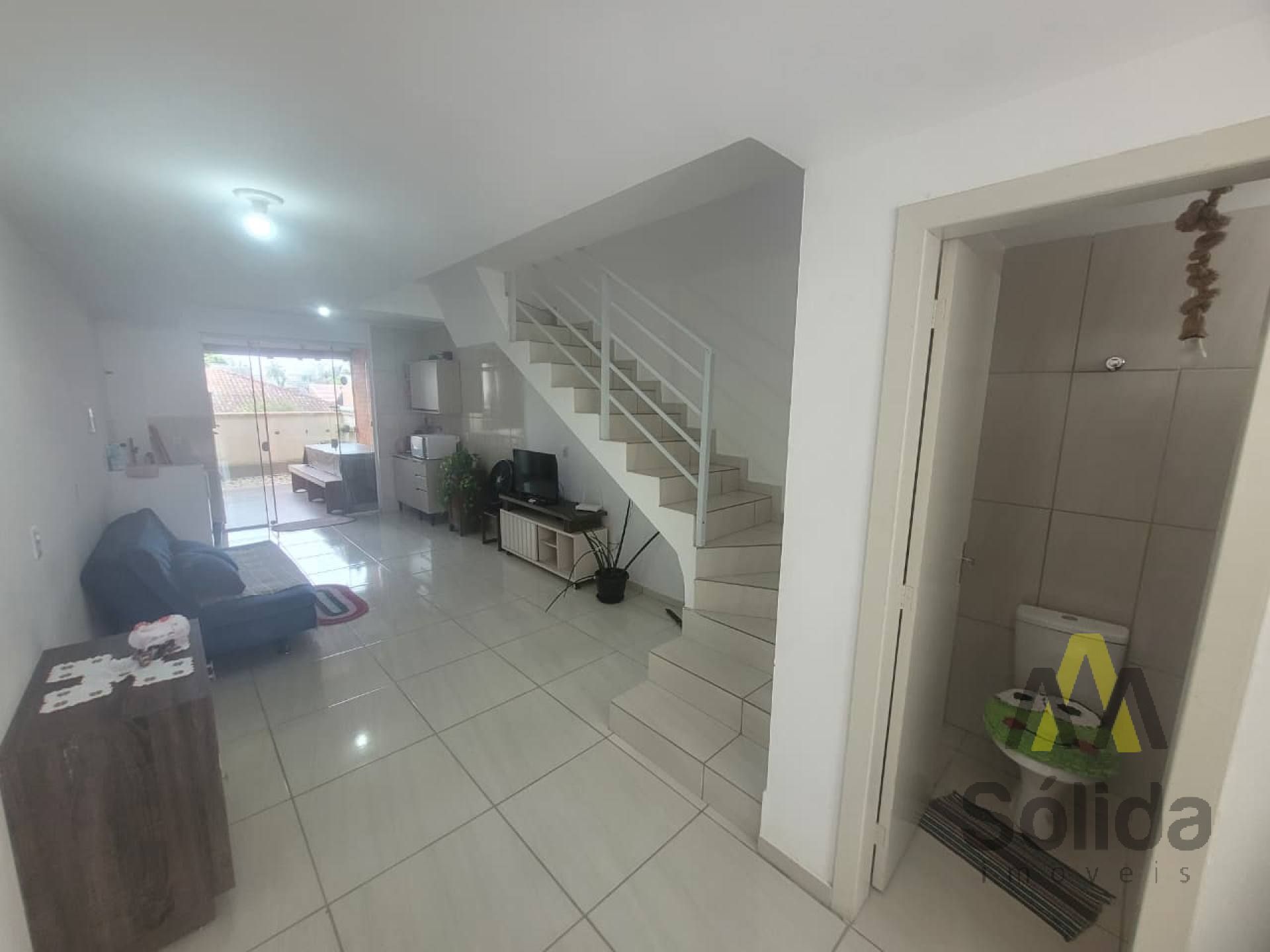 Oportunidade!  Sobrado próximo à Praia do Quilombo com 2 suítes