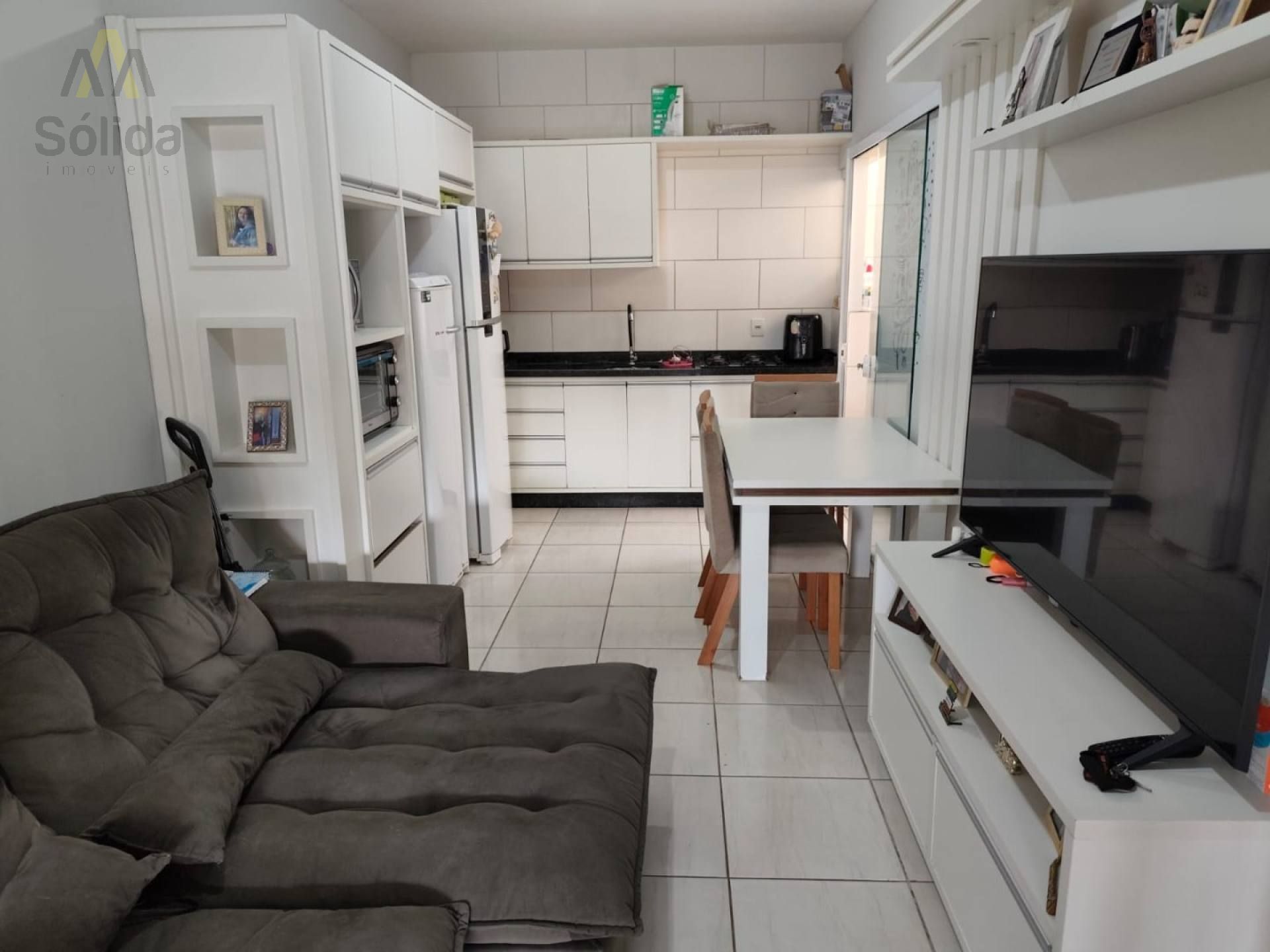 Oportunidade Casa semimobiliada com 2 quartos em rua tranquila.