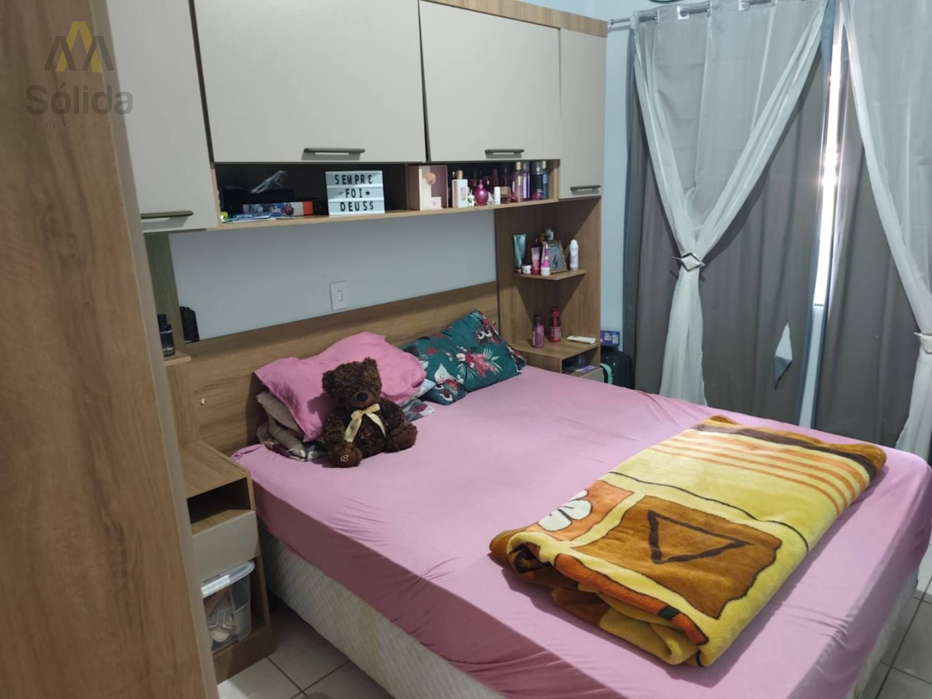 Oportunidade Casa semimobiliada com 2 quartos em rua tranquila.
