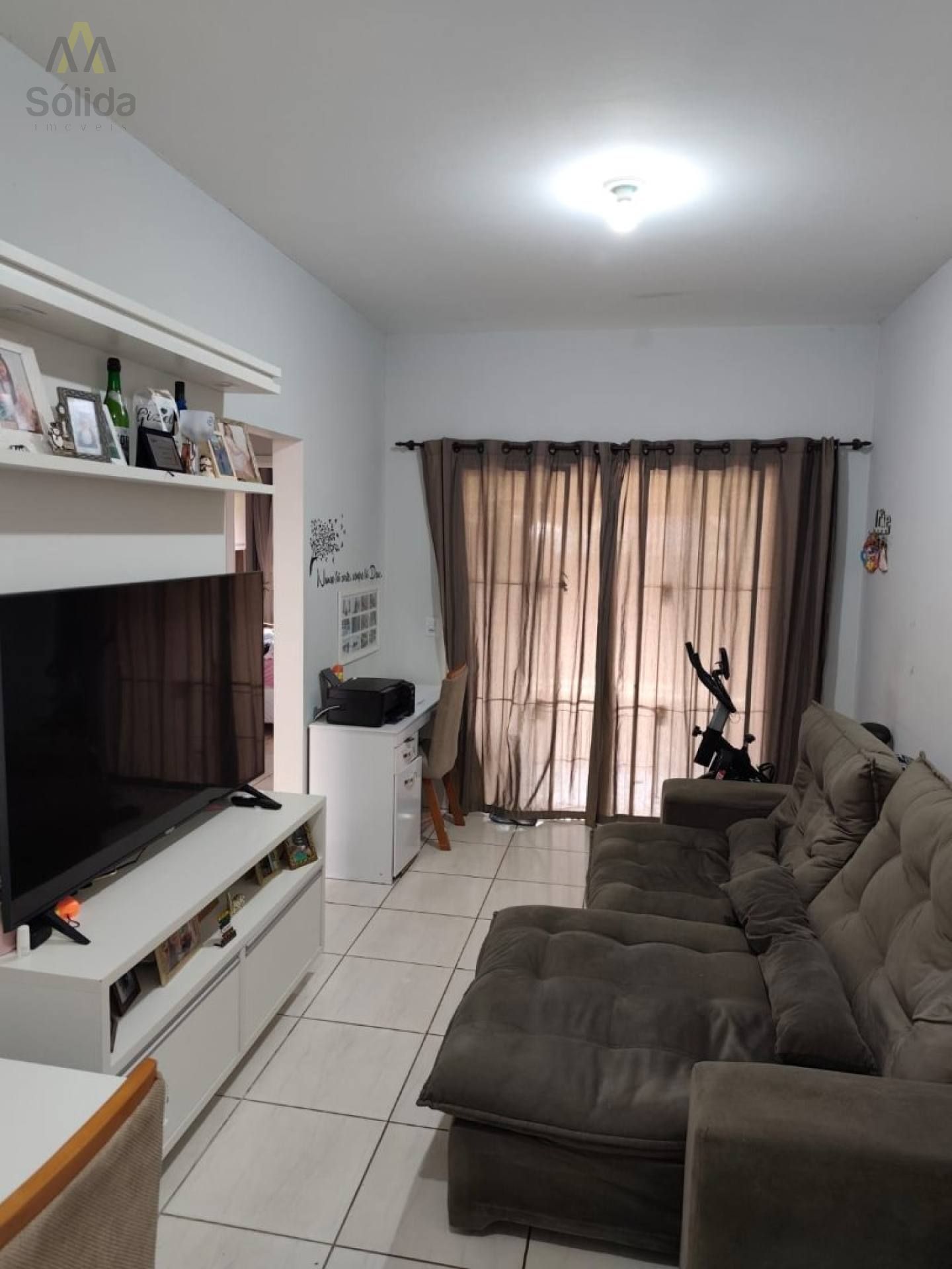 Oportunidade Casa semimobiliada com 2 quartos em rua tranquila.