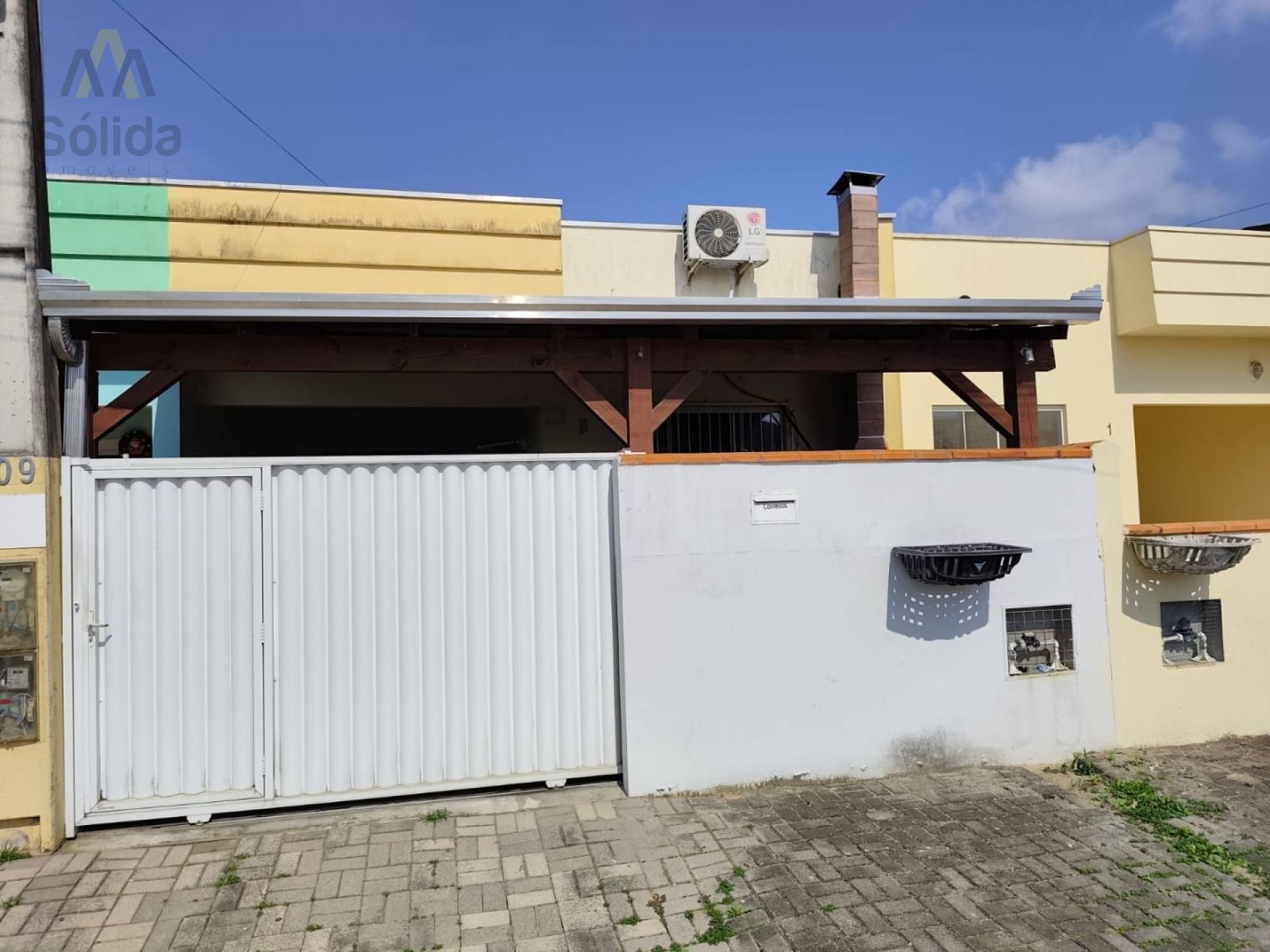 Oportunidade Casa semimobiliada com 2 quartos em rua tranquila.