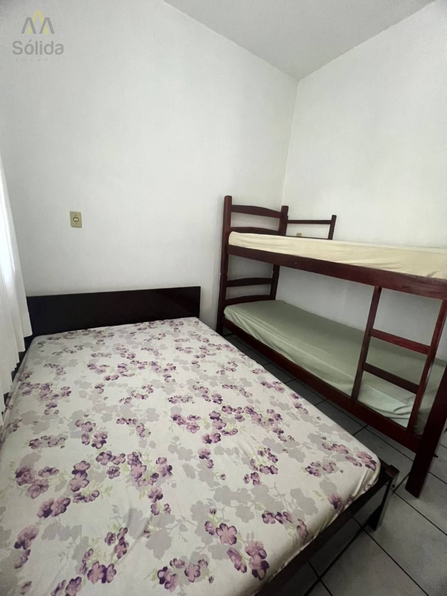 Casa com 6, quartos no Centro de Penha, á poucos passos da praia da Armação.