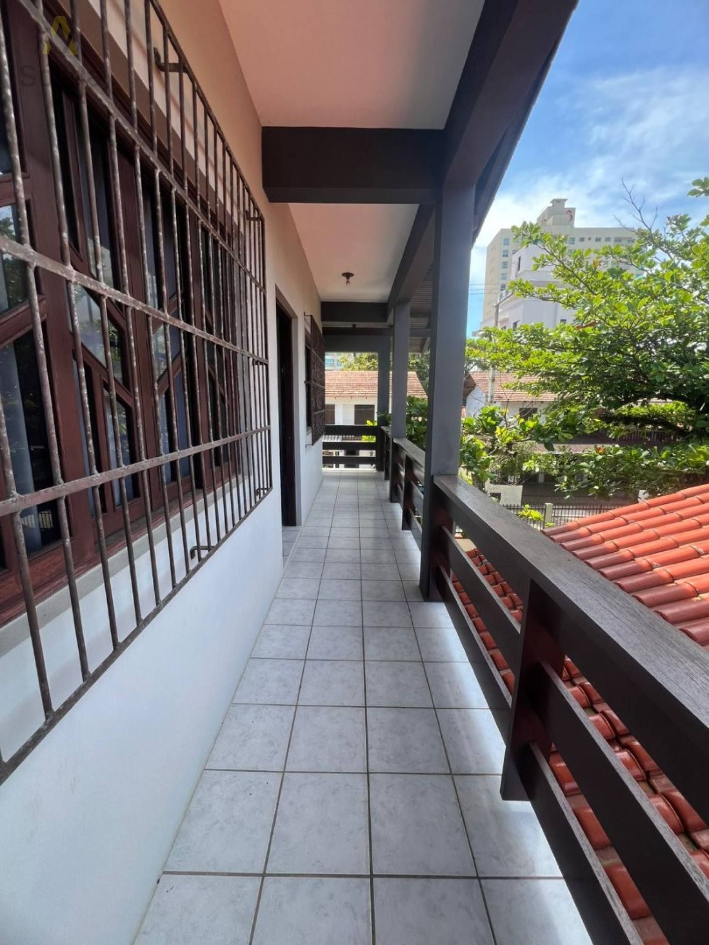 Casa com 6, quartos no Centro de Penha, á poucos passos da praia da Armação.