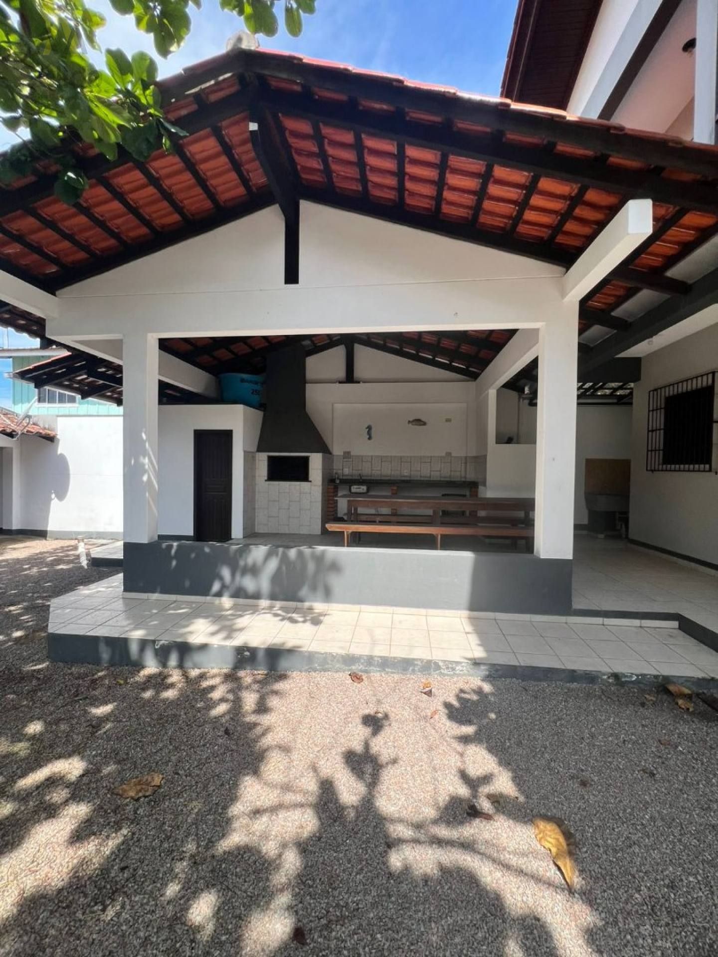 Casa com 6, quartos no Centro de Penha, á poucos passos da praia da Armação.