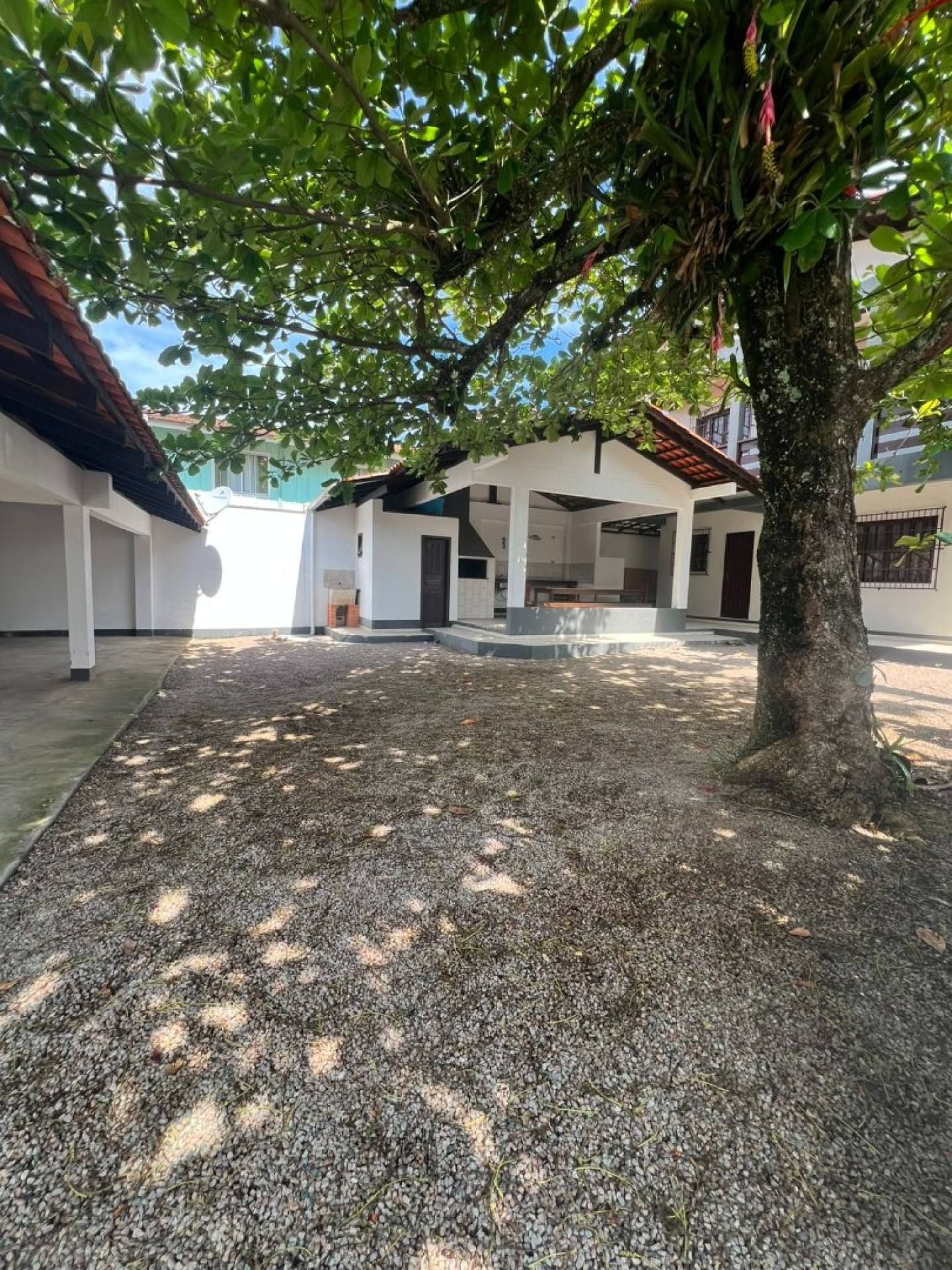 Casa com 6, quartos no Centro de Penha, á poucos passos da praia da Armação.