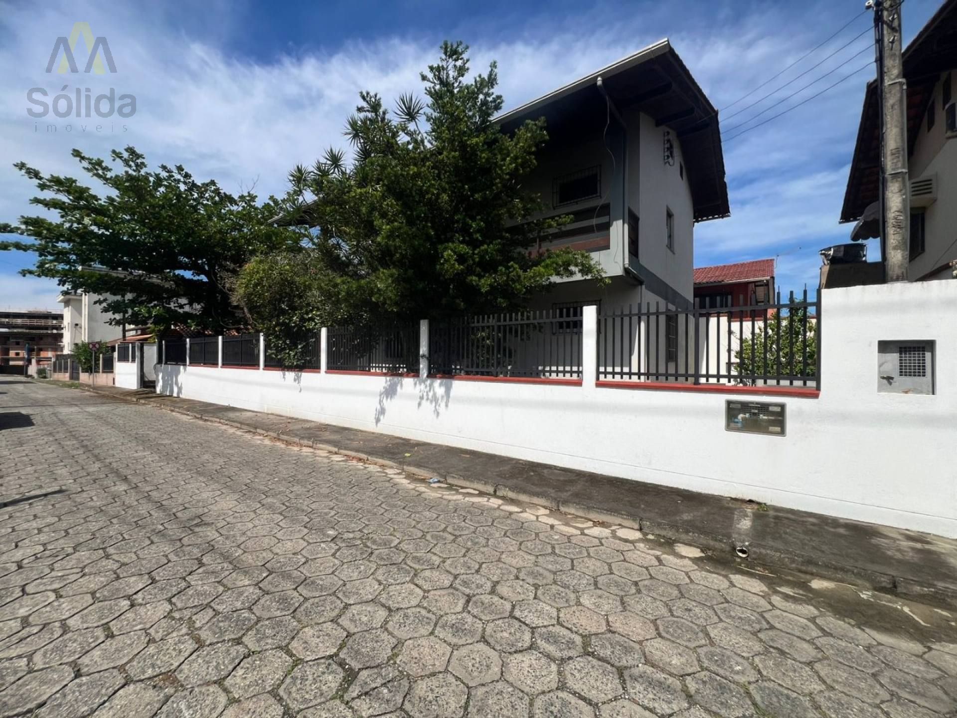 Casa com 6, quartos no Centro de Penha, á poucos passos da praia da Armação.