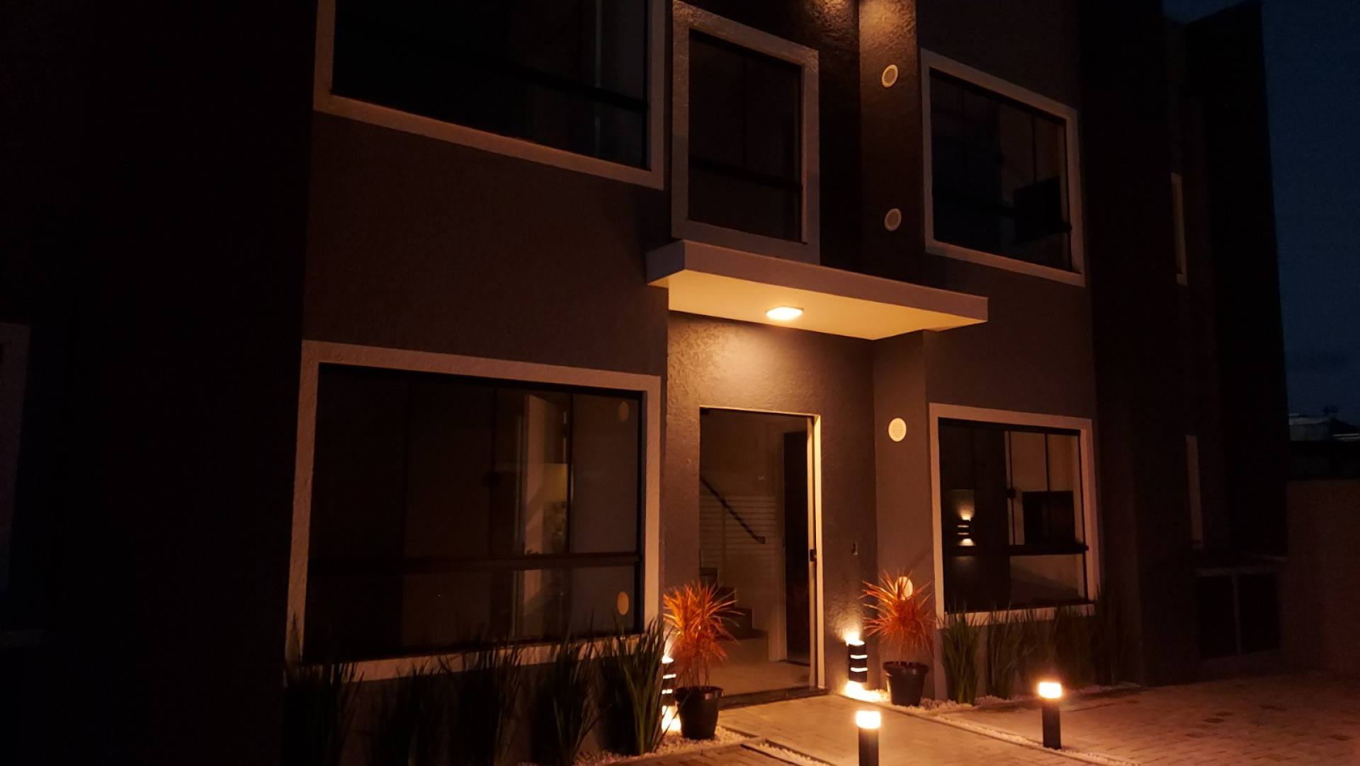 Residencial Vitor V - Apto com suíte e churrasqueira.