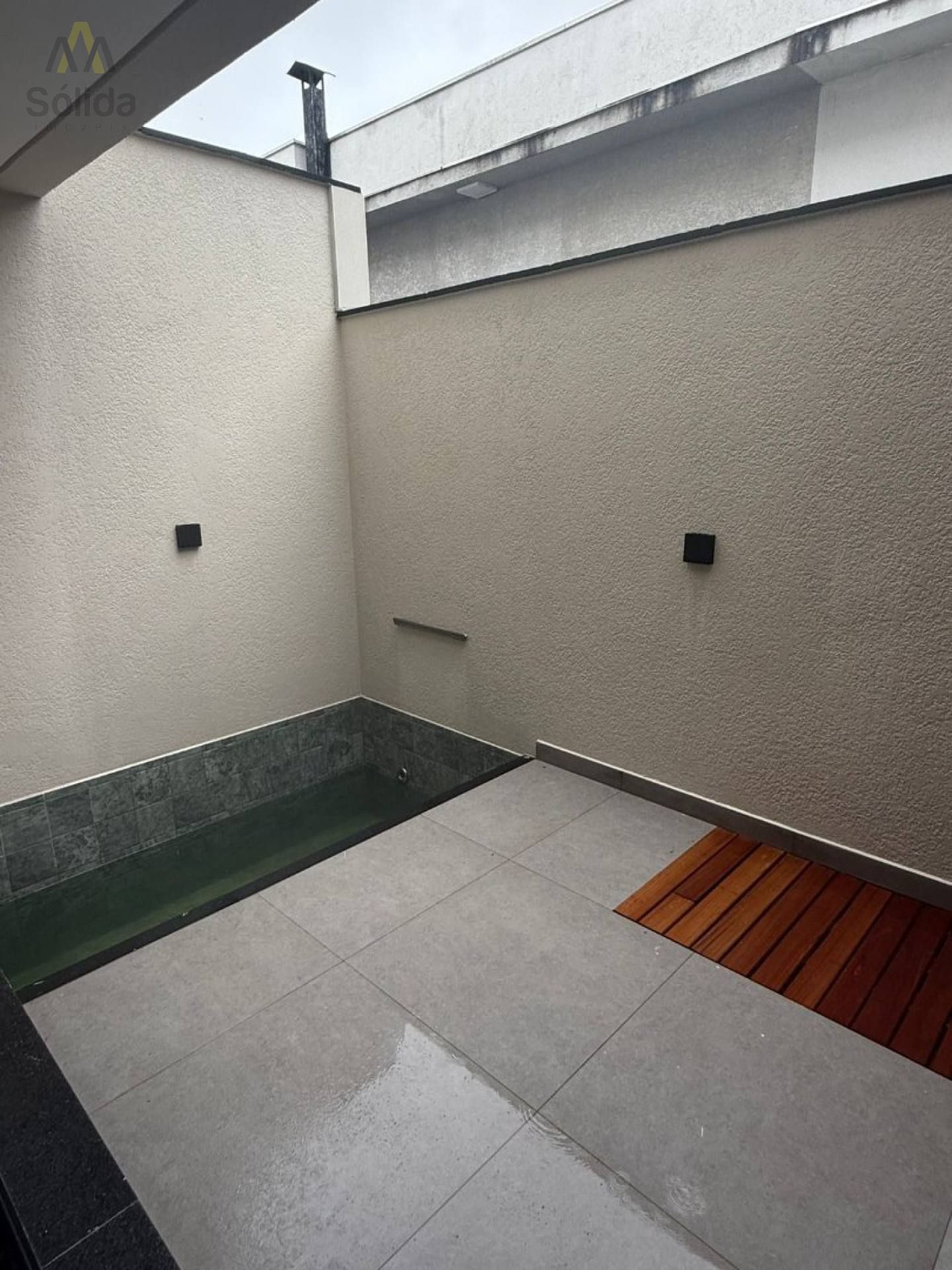 Oportunidade! Sobrado com Piscina 1 Suíte + 2 Dormitórios