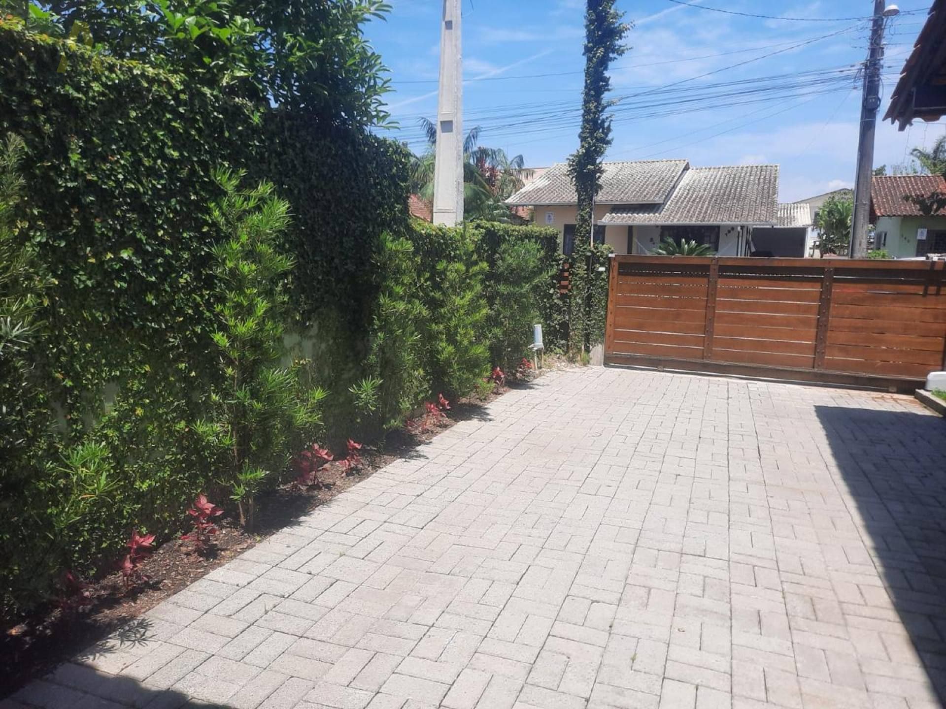 Casa Alto Padrão apenas 250m da Praia Alegre - Conforto, lazer e localização estratégica.