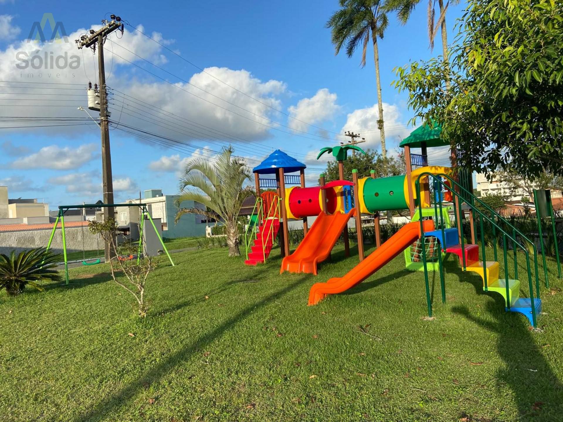 CASA EM CONDOMÍNIO FECHADO, EM BALNEÁRIO PIÇARRAS.