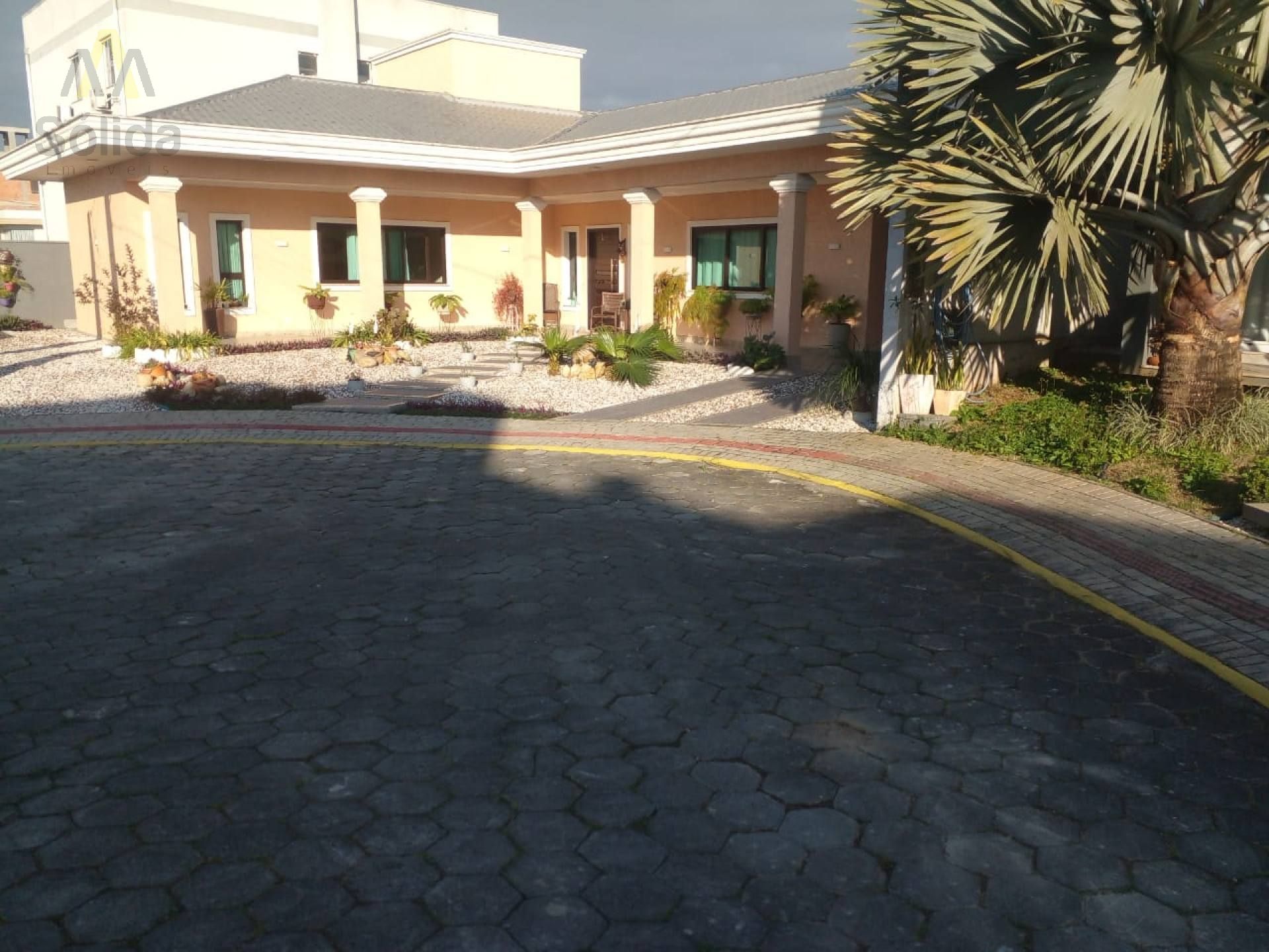 CASA EM CONDOMÍNIO FECHADO, EM BALNEÁRIO PIÇARRAS.