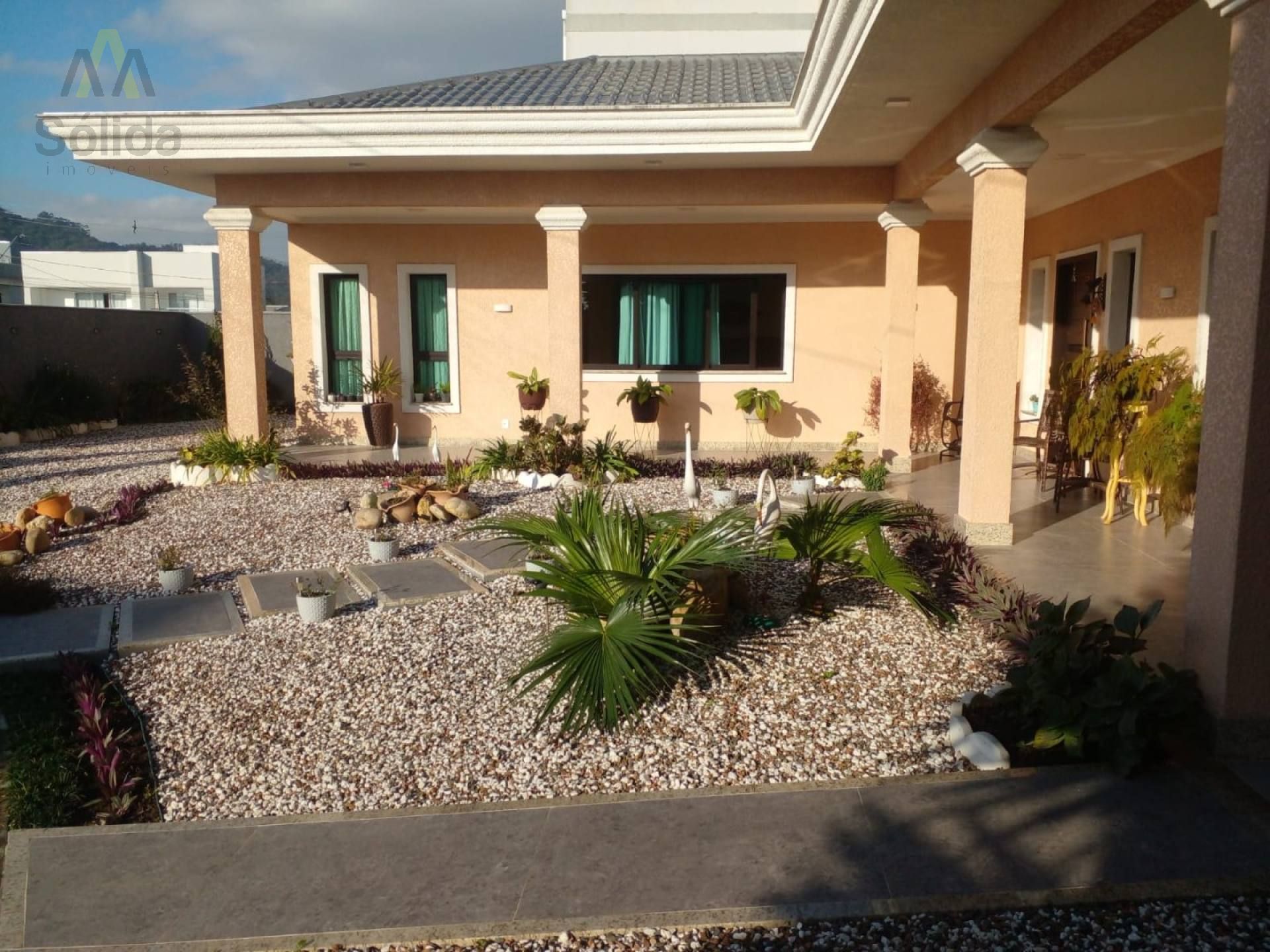 CASA EM CONDOMÍNIO FECHADO, EM BALNEÁRIO PIÇARRAS.