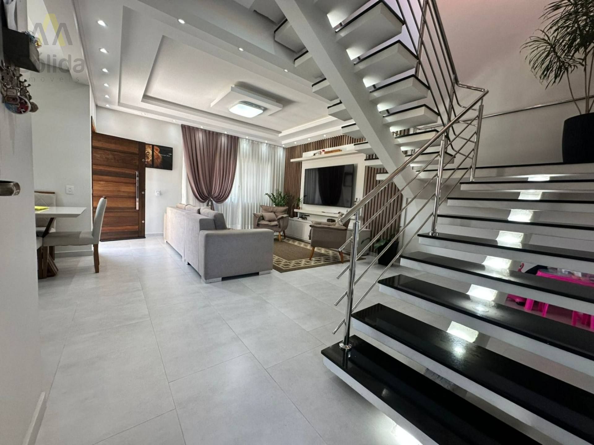 Sobrado Exclusivo com 3 Suítes, Piscina Privativa e Área de Lazer Completa a 400m da Praia Alegre