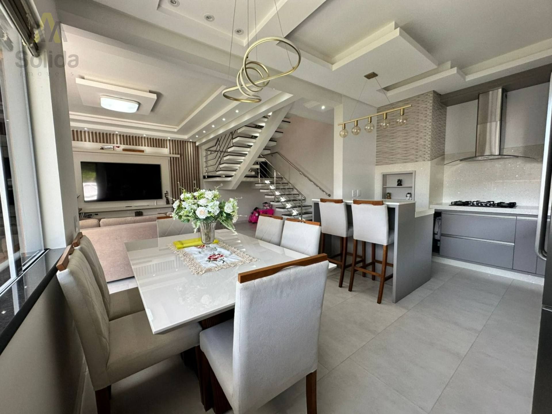 Sobrado Exclusivo com 3 Suítes, Piscina Privativa e Área de Lazer Completa a 400m da Praia Alegre