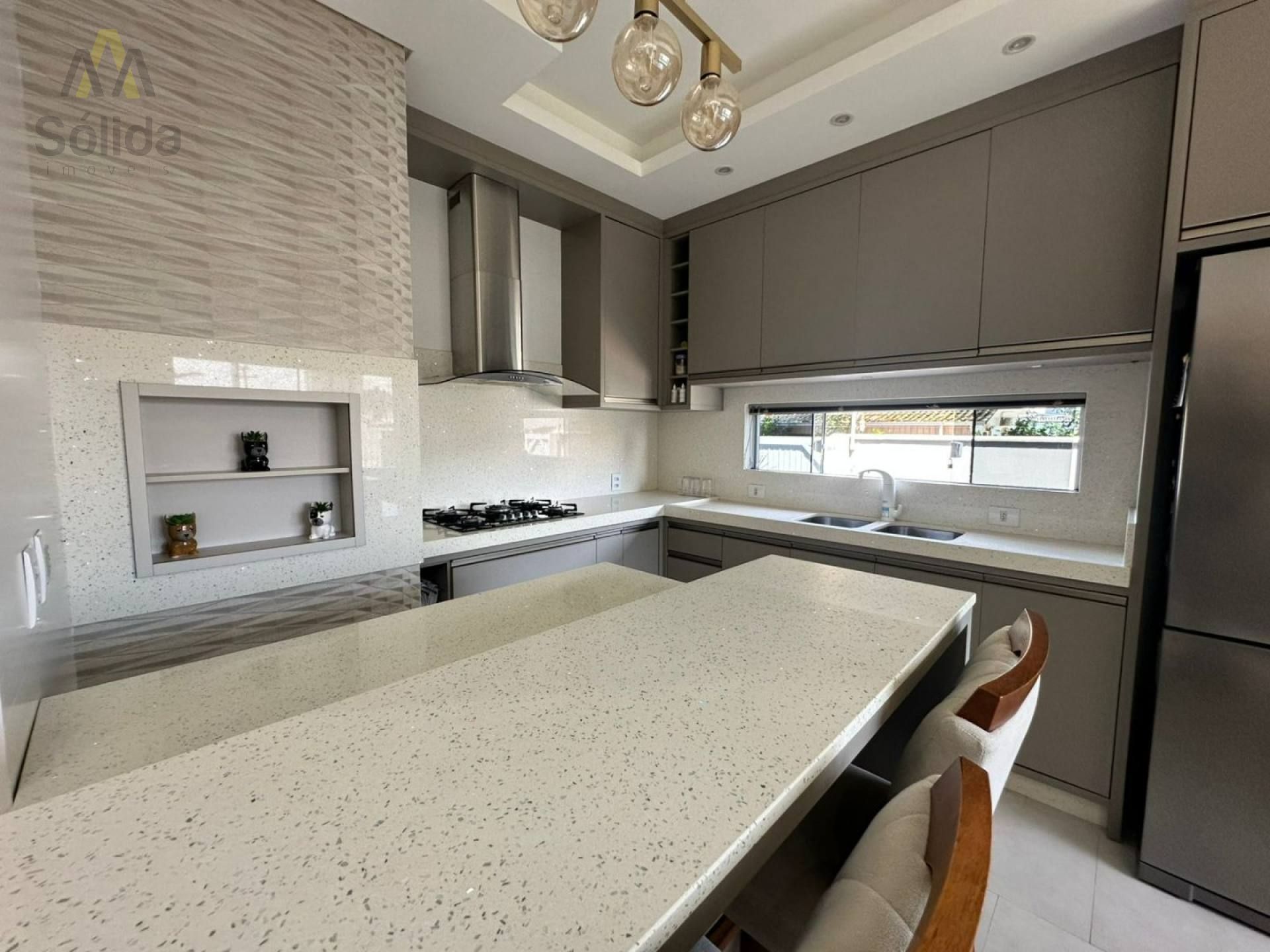 Sobrado Exclusivo com 3 Suítes, Piscina Privativa e Área de Lazer Completa a 400m da Praia Alegre