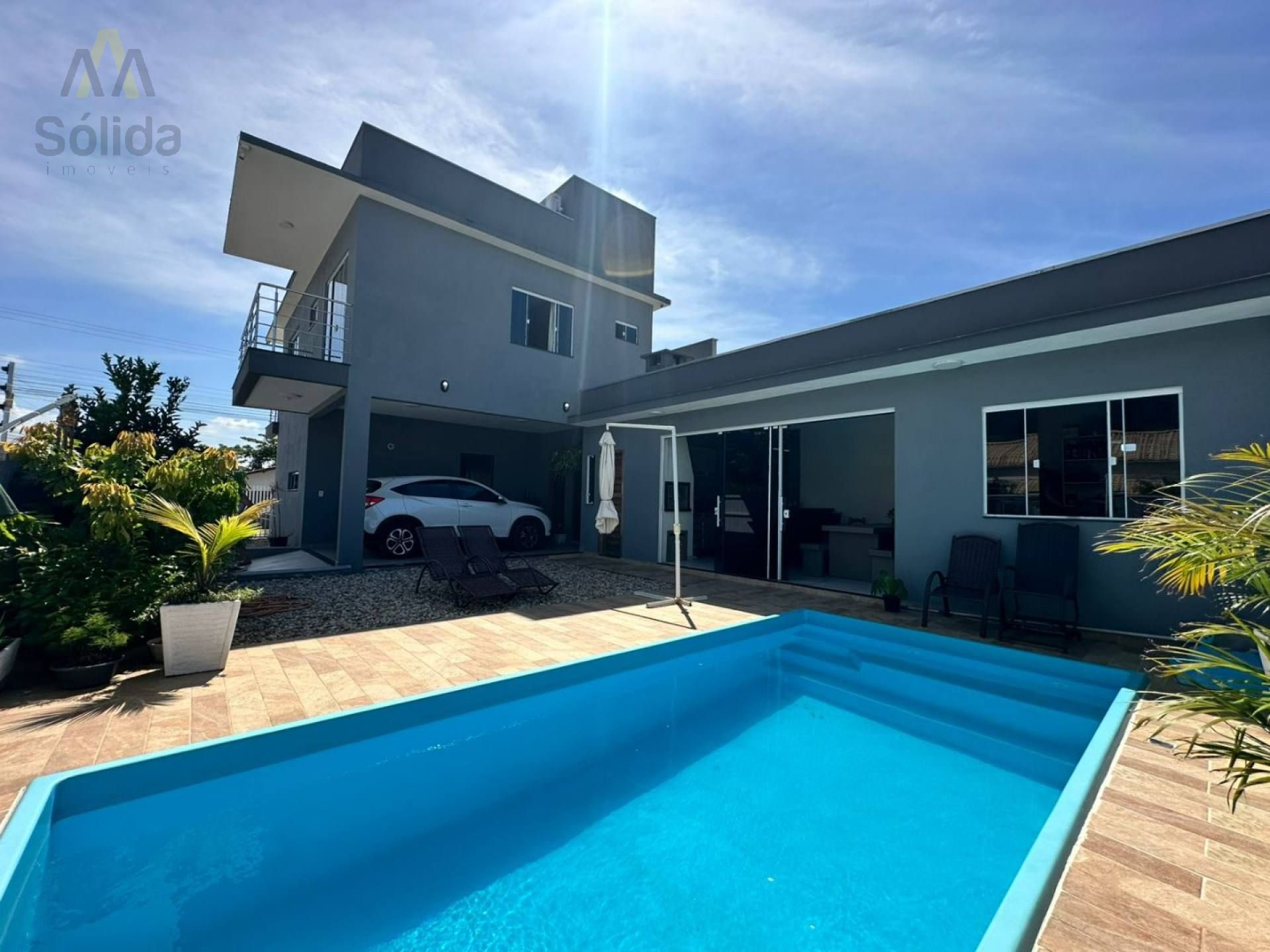 Sobrado Exclusivo com 3 Suítes, Piscina Privativa e Área de Lazer Completa a 400m da Praia Alegre