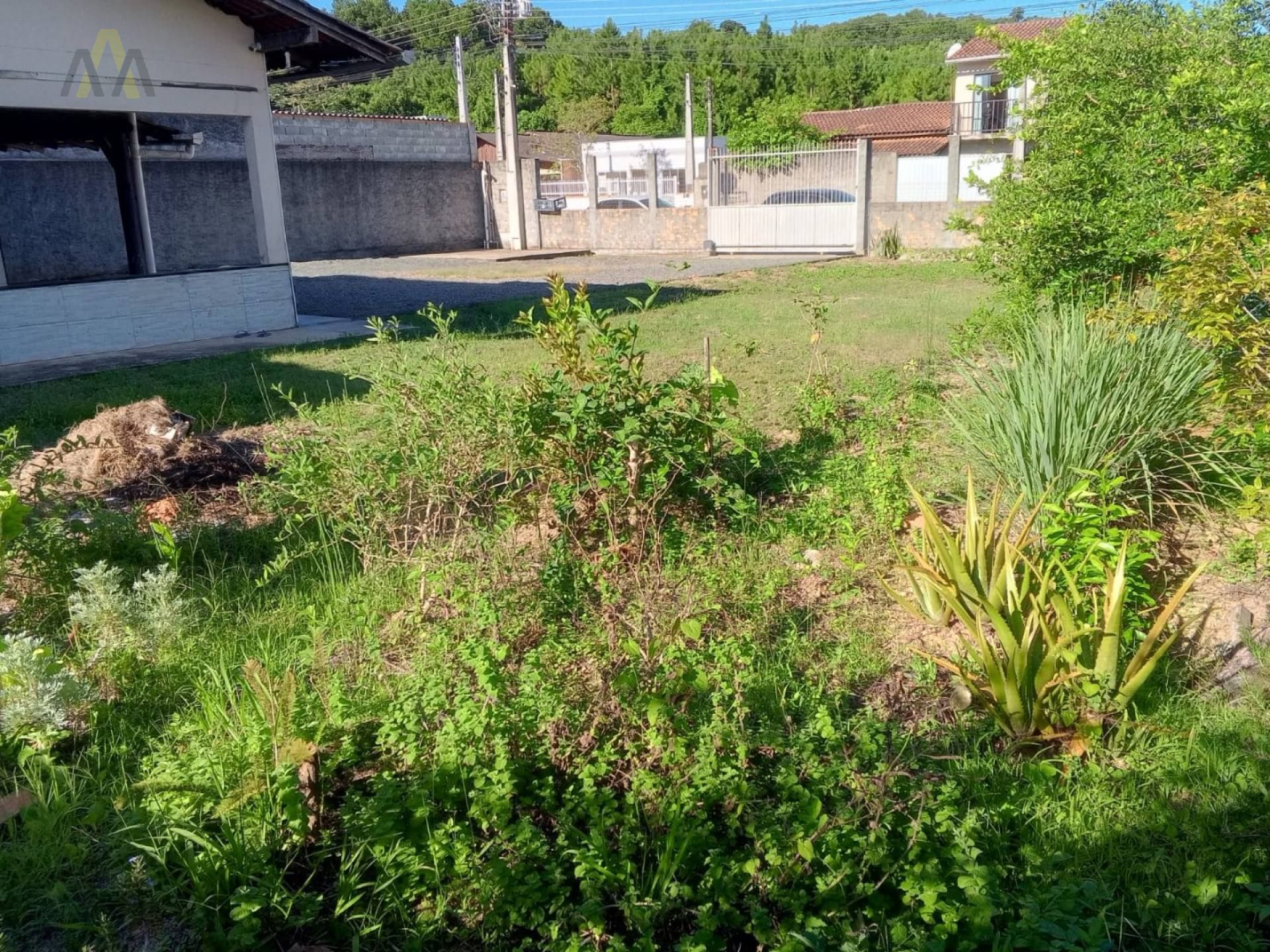 Oportunidade Única! Casa com Terreno Amplo para Viver ou Investir.