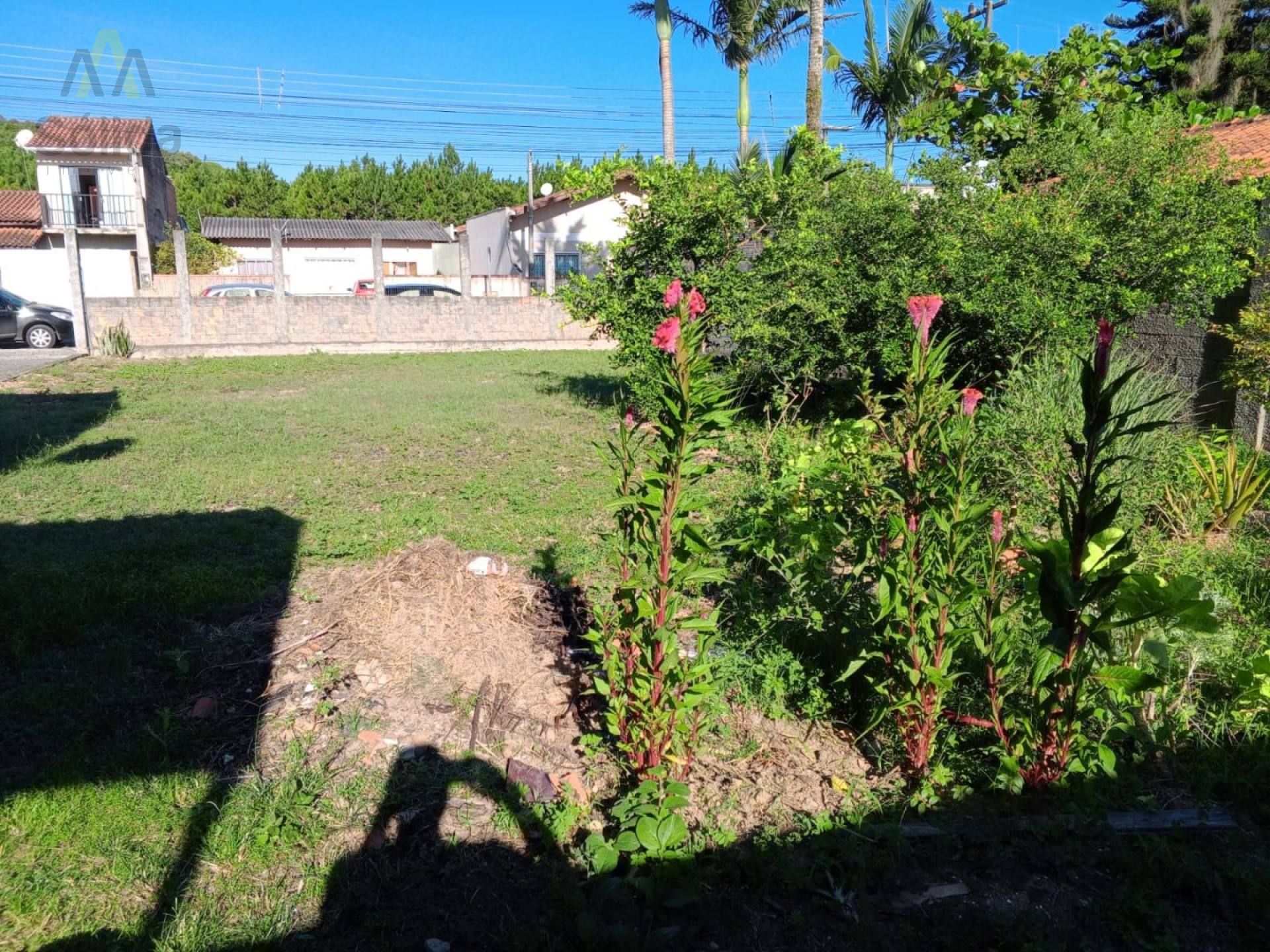 Oportunidade Única! Casa com Terreno Amplo para Viver ou Investir.