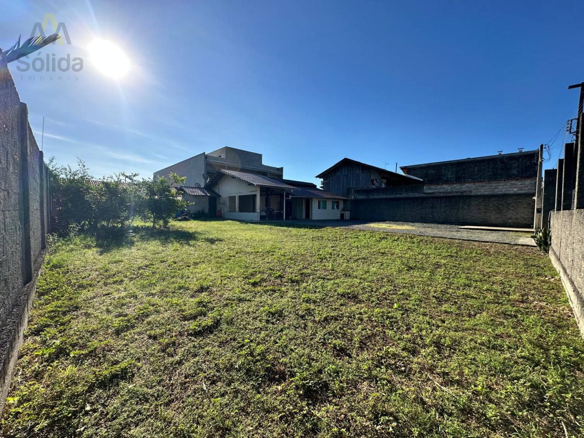 Oportunidade Única! Casa com Terreno Amplo para Viver ou Investir.