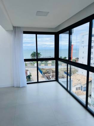Apartamento 3 dormitórios, apenas 200 metros do mar.